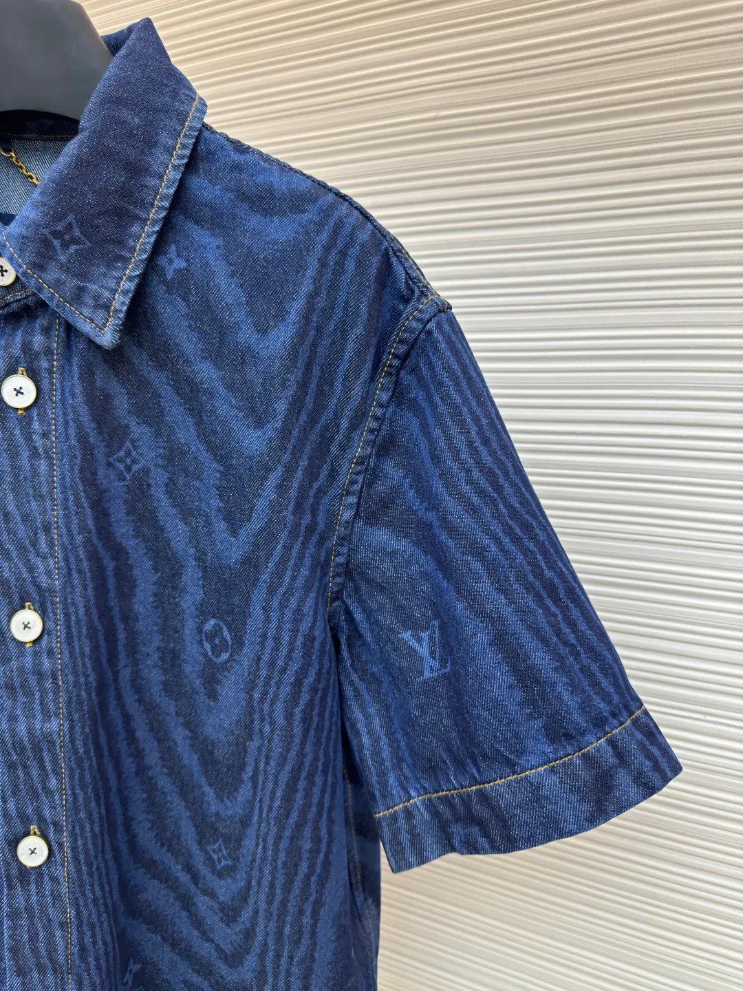 LOUISVUITTON tree pattern denim short-sleeved and long-sleeved ●Authentic product: purchased and developed by 15642 ●Item number: 1680320-B40 ●Fabric: denim fabric ●Technology: Printing ●Version: Fitted version ●Weight: about 520 grams ●Size: XS-S-M-L ●Description: The upper body effect refers to the FW25 early autumn men's series collarless denim rivet full-width logo printed long-sleeved denim jacket for men in blue. This collarless jacket is paved with denim cloth with the LV Moiré pattern, and the Monogram logo is implicitly integrated into it, creating a silky texture. The Marque L.Vuitton DéPosée nubuck label rests on the back for a modern look paired with matching jeans. The overall wiring is straight and delicate, the fabric is comfortable and soft, and the color is consistent without color difference. It can be matched with the same style to create a fashionable look and control various occasions. Customized accessories, complete with three standards, same style for men and women!